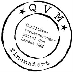 Logo: QVM. Ähnlich Stempel. Mit Text: QVM finanziert, Qualitätsverbesserungsmittel des Landes NRW