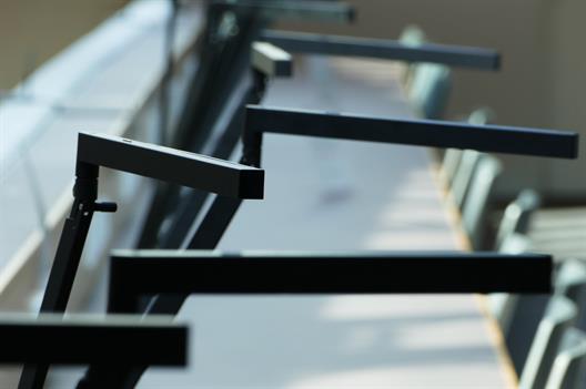 Foto: Nahaufnahme mehrerer schwarzer Arbeitsplatzleuchten