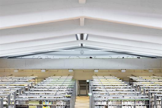 Foto: Panorama, Blick vom ersten Stock in die Bibliothek mit Deckengewölbe, Beleuchtung und Buchregalen