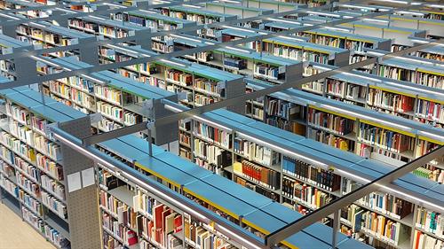 Foto: Blick von oben auf die Bücherregale mit ihren Beschriftungen