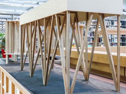 Exponate der Ausstellung Möbelkonstruktion. Ein Hocker mit einer filigranen Beinkonstruktion.