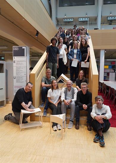 Foto: Preisverleihung Möbelkonstruktion. Teilnehmer stehen auf der Treppe der Hochschulbibliothek.