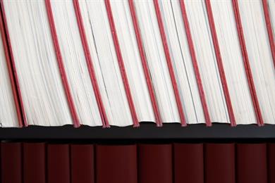 Foto: Nahaufnahme von Buchrücken am Buchregal