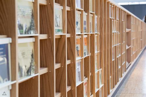 Regale für Zeitschriften