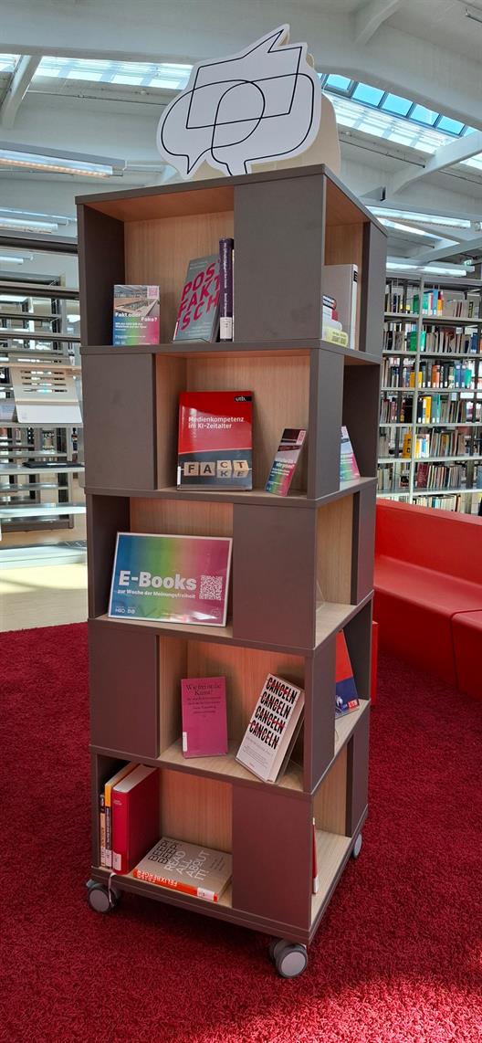 Bücherturm zur Meiniungsfreiheit